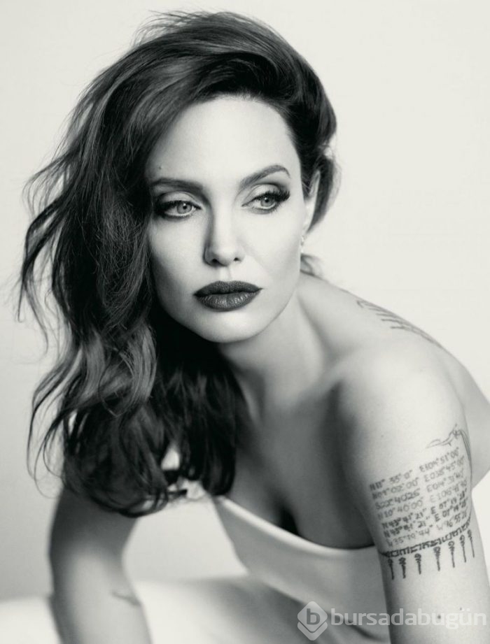 Angelina Jolie'nin dövmeleri tüm dikkatleri üzerine topladı! 
