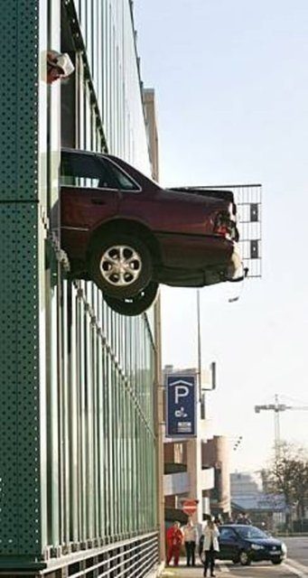 Milyon dolarlık arabalar paramparça! 