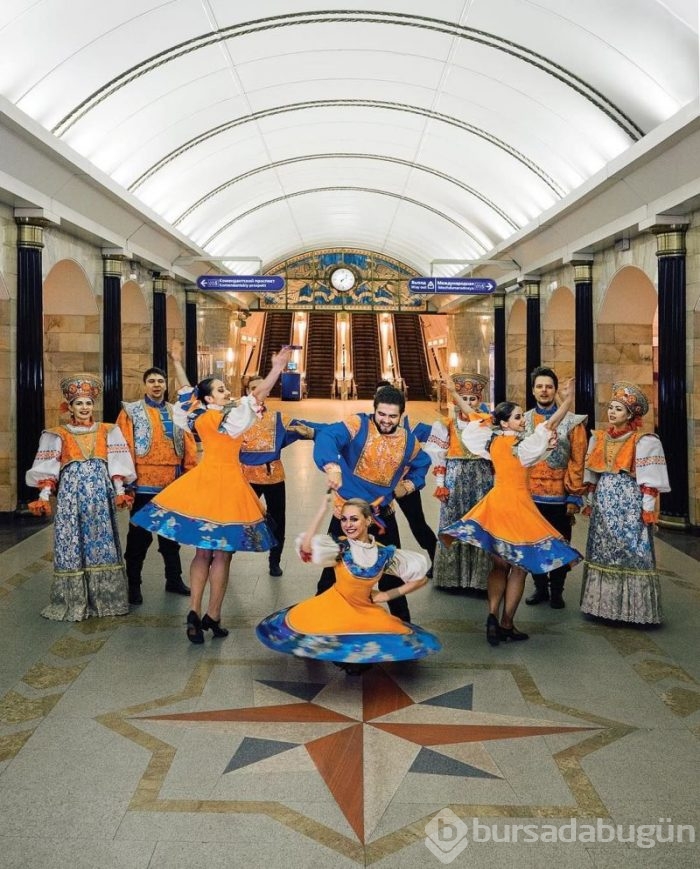 Güzelliğiyle büyüyen St. Petersburg Metrosu'ndan renkli görüntüler! 
