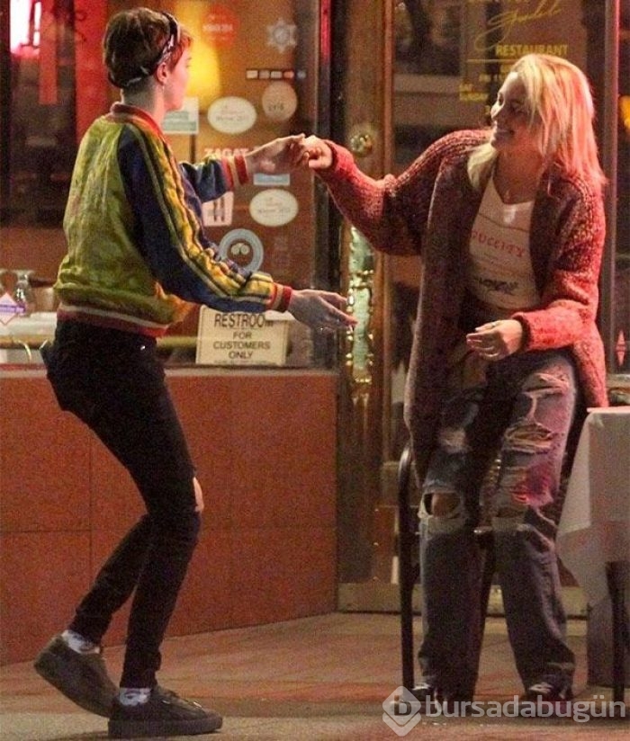 Cara Delevingne ile Paris Jackson dudak dudağa!