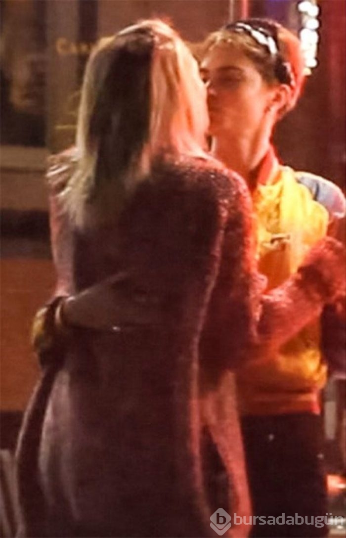 Cara Delevingne ile Paris Jackson dudak dudağa!