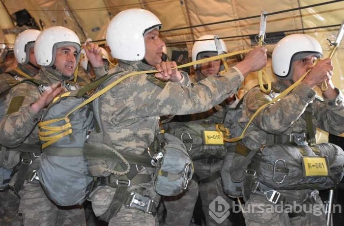 Paraşütçü komandolar hünerlerini sergiledi