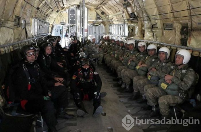 Paraşütçü komandolar hünerlerini sergiledi