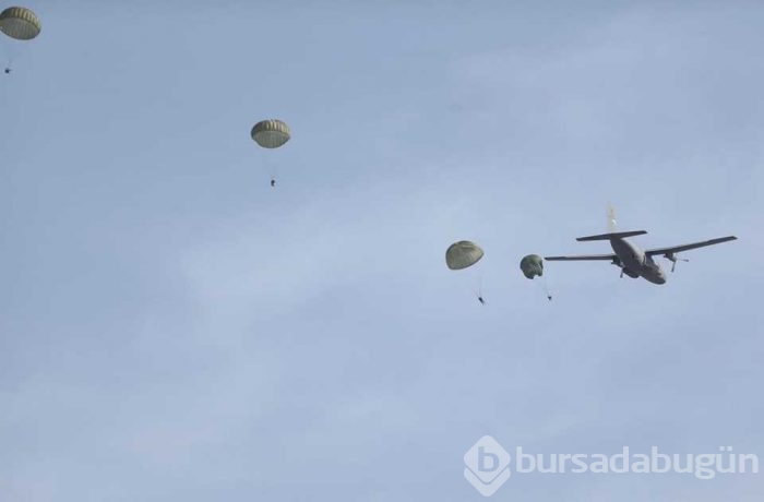 Paraşütçü komandolar hünerlerini sergiledi