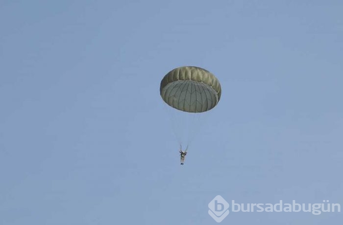 Paraşütçü komandolar hünerlerini sergiledi