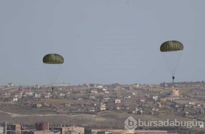 Paraşütçü komandolar hünerlerini sergiledi
