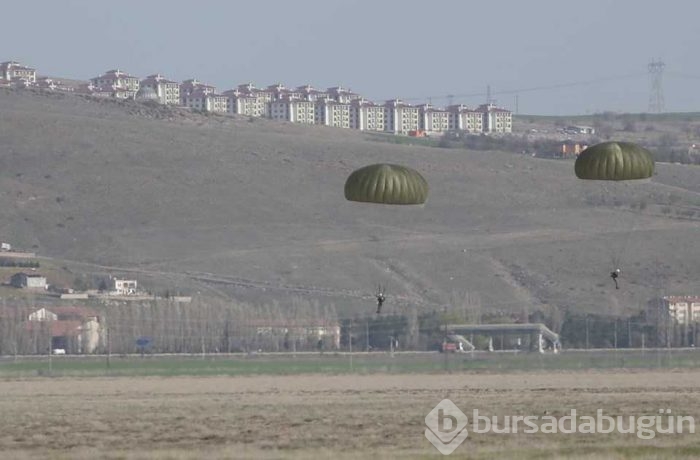 Paraşütçü komandolar hünerlerini sergiledi