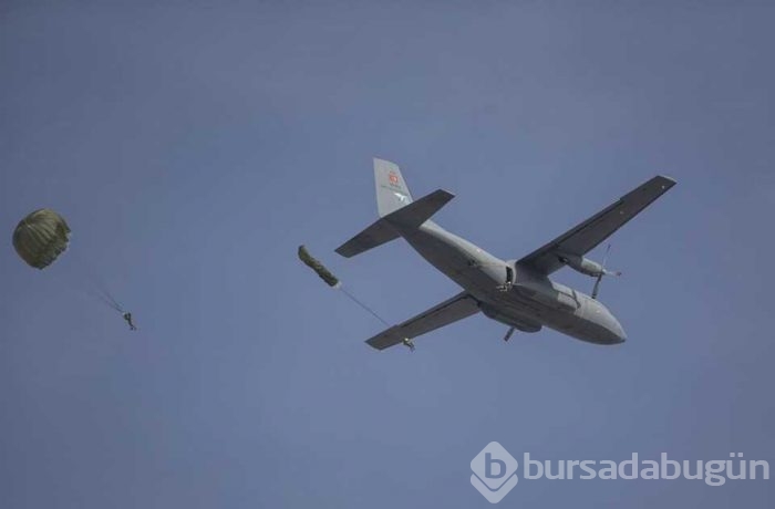 Paraşütçü komandolar hünerlerini sergiledi