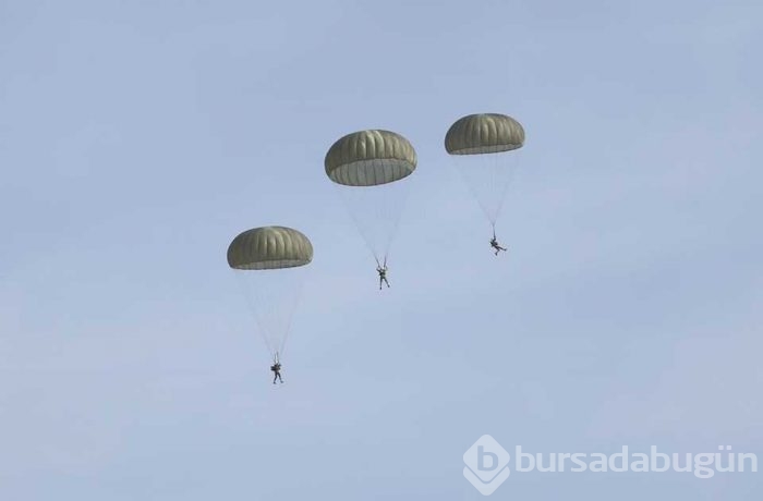 Paraşütçü komandolar hünerlerini sergiledi