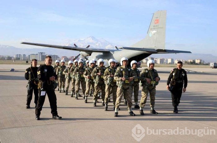 Paraşütçü komandolar hünerlerini sergiledi