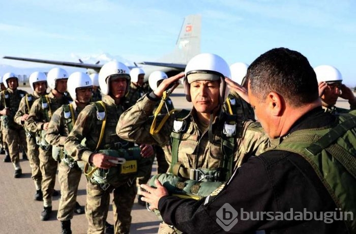 Paraşütçü komandolar hünerlerini sergiledi