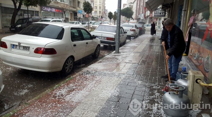 Bursa'da ceviz büyüklüğünde dolu yağdı
