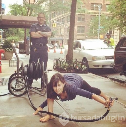 Onun için her yer yoga!
