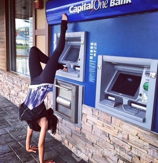 Onun için her yer yoga!
