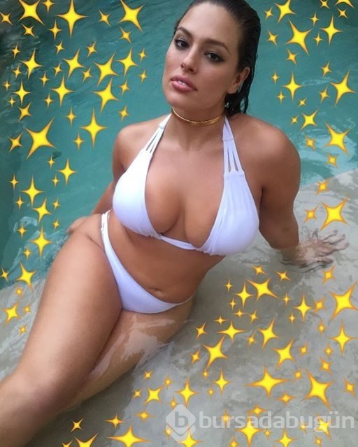 Ashley Graham sırılsıklam!