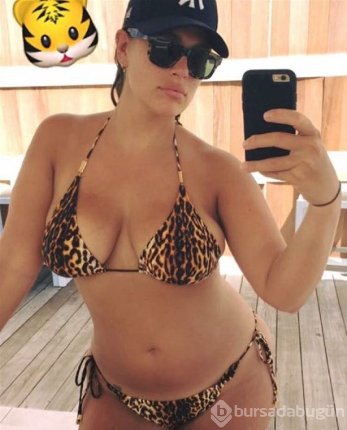 Ashley Graham sırılsıklam!