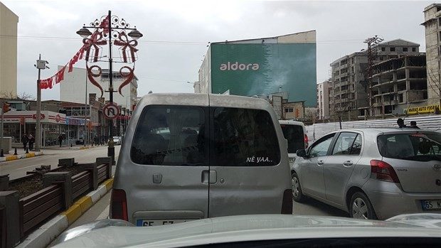 En komik araç yazıları
