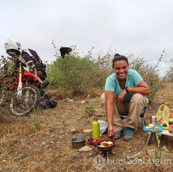 Gezgin çift Afrika'yı motosikletle dolaşıyor
