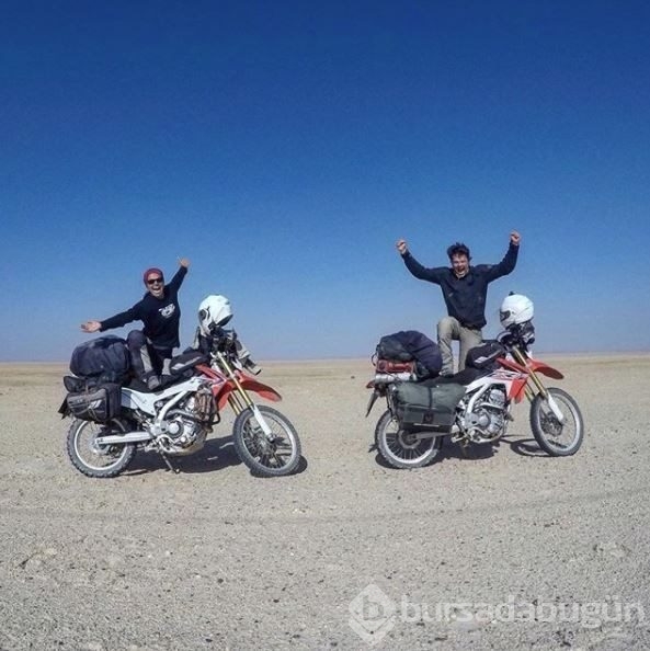 Gezgin çift Afrika'yı motosikletle dolaşıyor