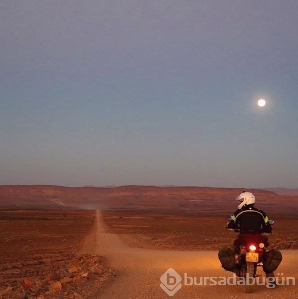 Gezgin çift Afrika'yı motosikletle dolaşıyor