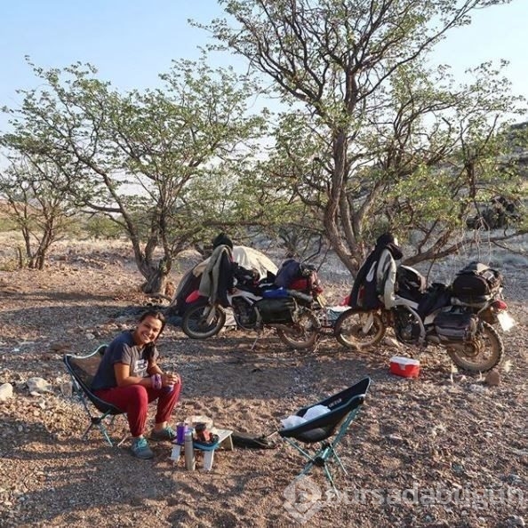 Gezgin çift Afrika'yı motosikletle dolaşıyor