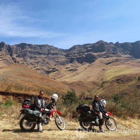 Gezgin çift Afrika'yı motosikletle dolaşıyor