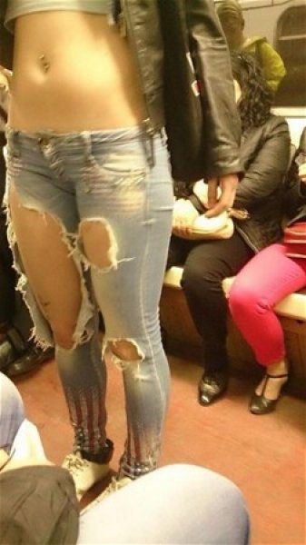 Metroda görüntülenen tuhaf kıyafetli yolcular