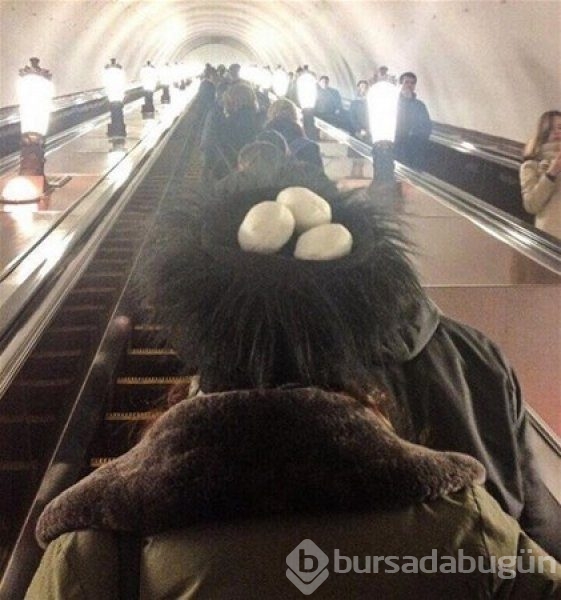 Metroda görüntülenen tuhaf kıyafetli yolcular