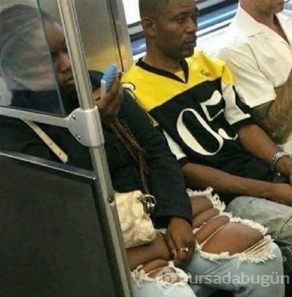 Metroda görüntülenen tuhaf kıyafetli yolcular