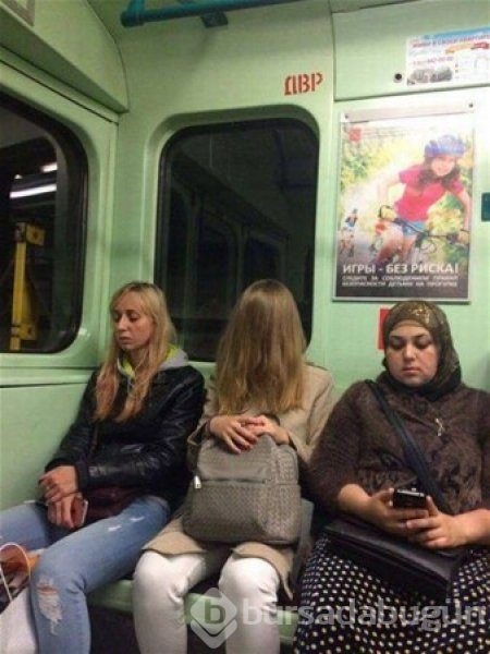 Metroda görüntülenen tuhaf kıyafetli yolcular