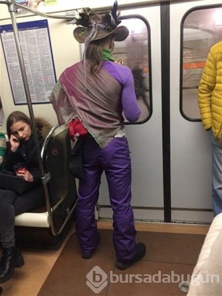 Metroda görüntülenen tuhaf kıyafetli yolcular