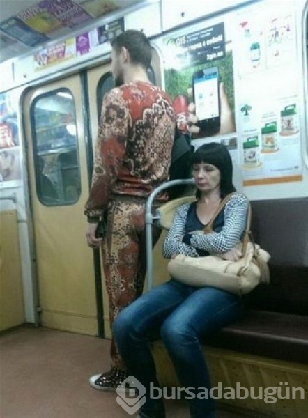 Metroda görüntülenen tuhaf kıyafetli yolcular