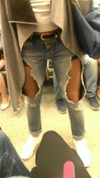 Metroda görüntülenen tuhaf kıyafetli yolcular