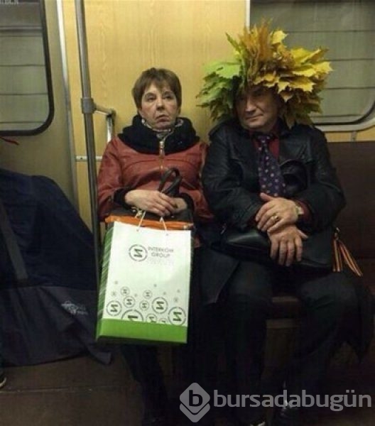 Metroda görüntülenen tuhaf kıyafetli yolcular