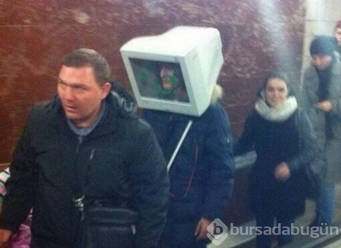Metroda görüntülenen tuhaf kıyafetli yolcular
