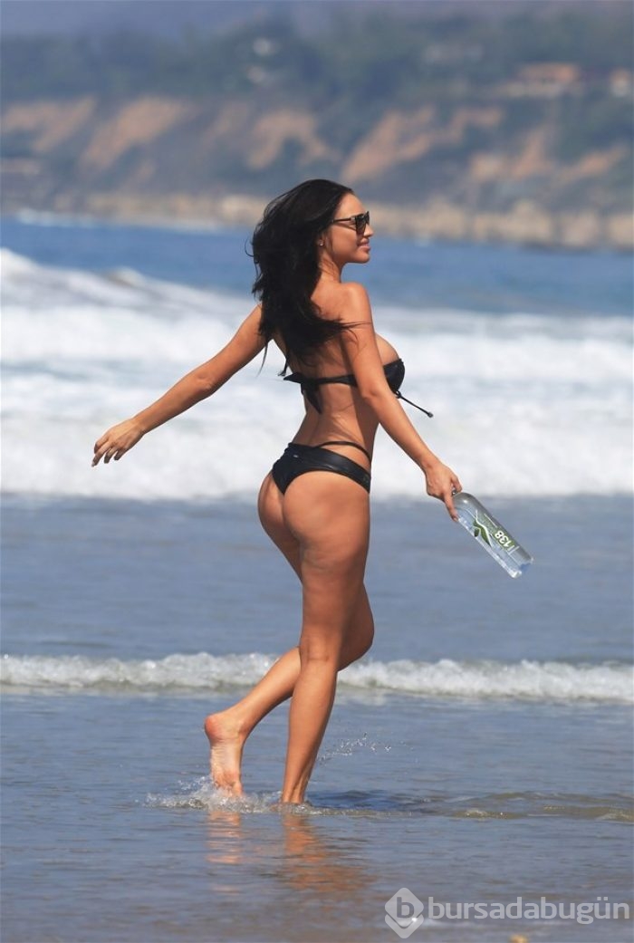 Bikinisiyle göz kamaştırdı!