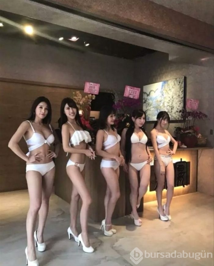 Lokantanın bikinili garsonları
