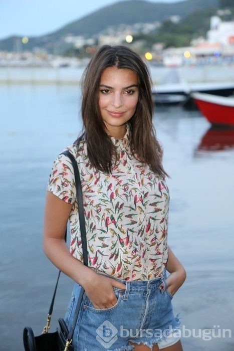 Emily Ratajkowski, giydiği kıyafetle herkesi büyüledi!