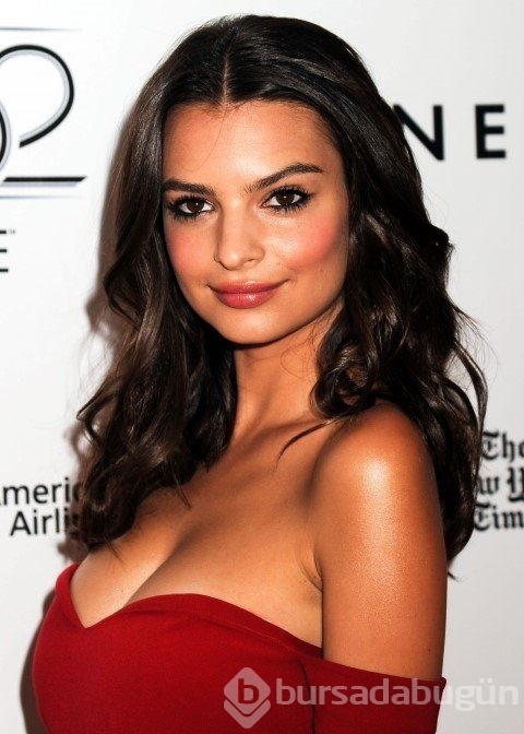Emily Ratajkowski, giydiği kıyafetle herkesi büyüledi!