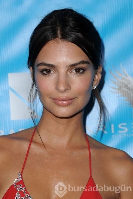 Emily Ratajkowski, giydiği kıyafetle herkesi büyüledi!