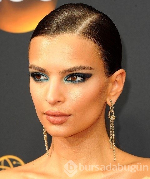 Emily Ratajkowski, giydiği kıyafetle herkesi büyüledi!