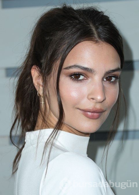 Emily Ratajkowski, giydiği kıyafetle herkesi büyüledi!