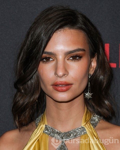 Emily Ratajkowski, giydiği kıyafetle herkesi büyüledi!