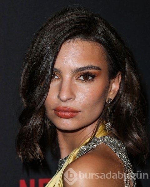 Emily Ratajkowski, giydiği kıyafetle herkesi büyüledi!