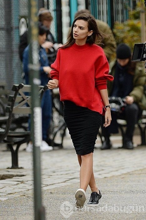 Emily Ratajkowski, giydiği kıyafetle herkesi büyüledi!