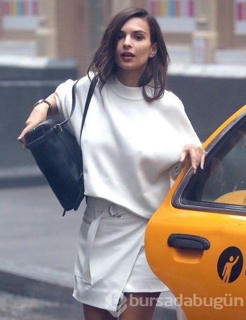 Emily Ratajkowski, giydiği kıyafetle herkesi büyüledi!