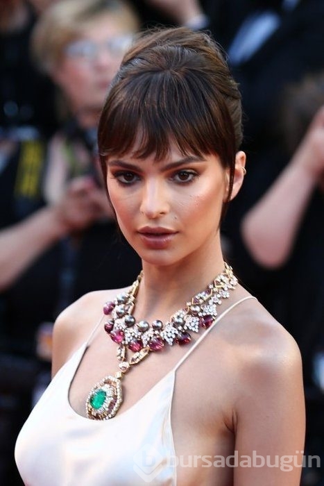 Emily Ratajkowski, giydiği kıyafetle herkesi büyüledi!