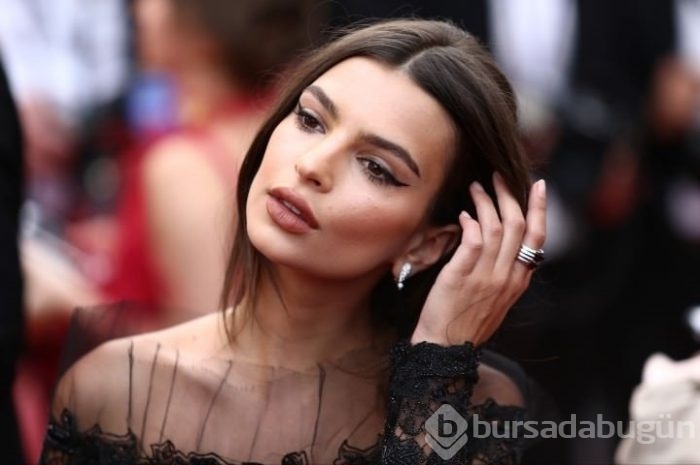 Emily Ratajkowski, giydiği kıyafetle herkesi büyüledi!
