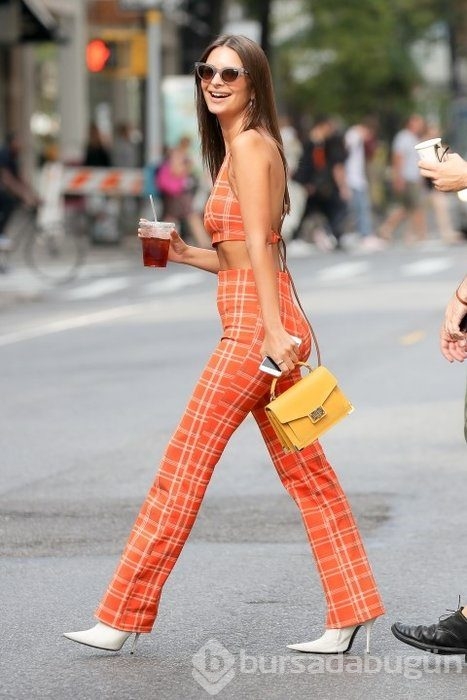 Emily Ratajkowski, giydiği kıyafetle herkesi büyüledi!