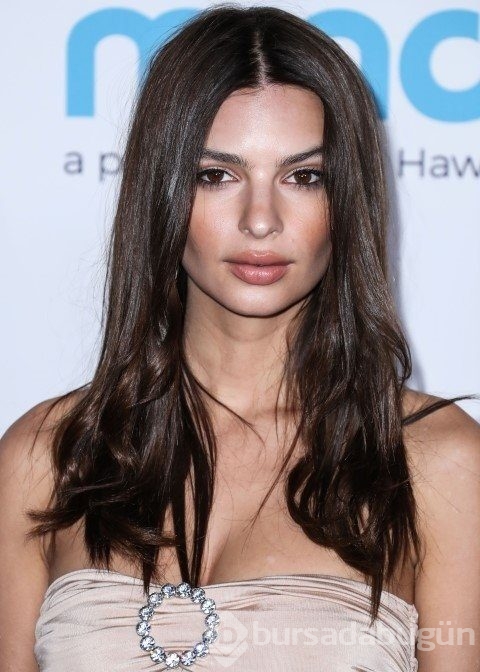 Emily Ratajkowski, giydiği kıyafetle herkesi büyüledi!